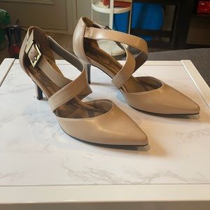 NWOT Tan strappy point toe heals